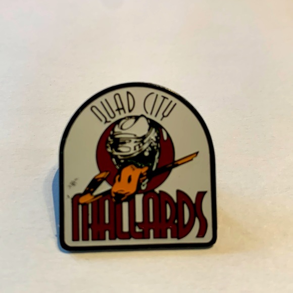 Quad City Mallards 🦆 Hockey Vintage Pin very good condition - Picture 1 of 2
